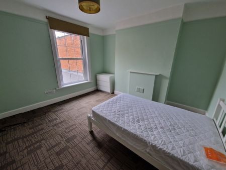 8 Bed Student Accommodation - Photo 2