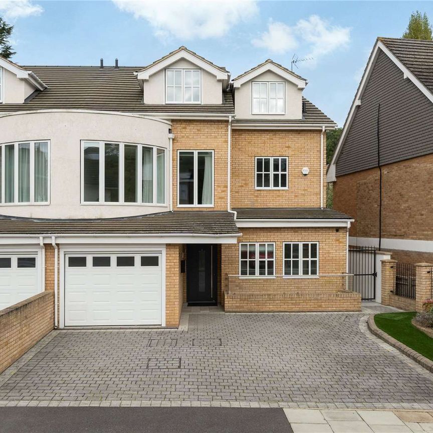 An impressive six bedroom modern family home close to Wimbledon Common. - Photo 1