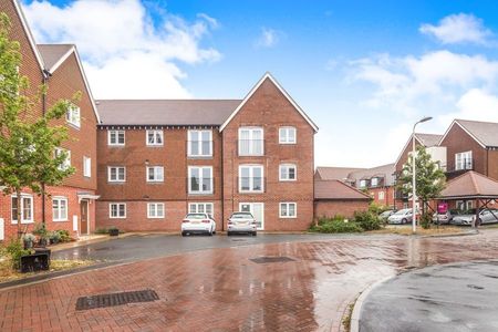 Outfield Crescent, Wokingham, RG40 - Photo 2
