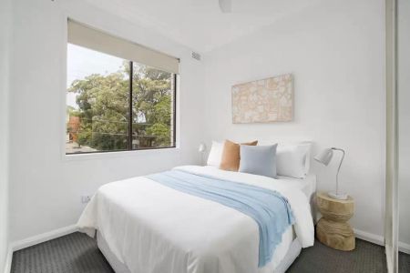 Chic urban sanctuary in boutique complex - Photo 2