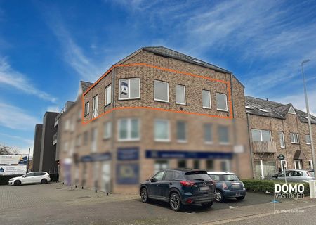 VERNIEUWD APPARTEMENT MET 2 SLAAPKAMERS EN PARKING IN HET CENTRUM VAN KERMT - Photo 2