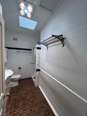 Newly renovated 3-bedroom family house with new carpet and Sunny decking in great location - Photo 4