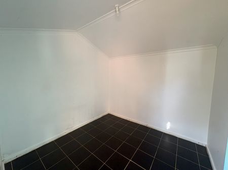 Spacious 3-Bedroom Family Home with Rumpus Room - Photo 3