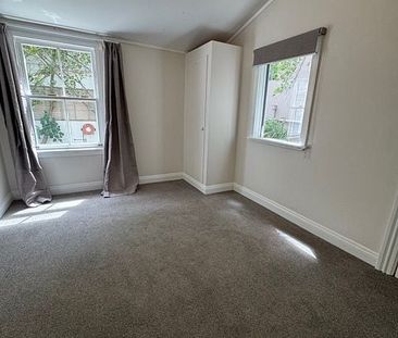 Character 2BR Flat w/ Courtyard in Mt. Cook - Photo 4