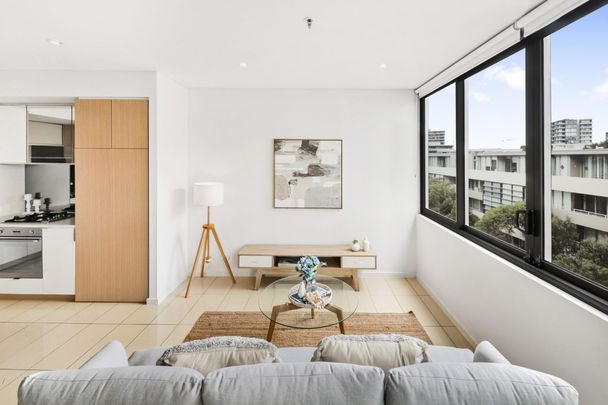 Spacious One Bedroom Plus Study Apartment in the Heart of Zetland - Photo 1