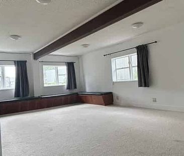 Freshly Renovated Modern 2-Bedroom Unit in Opaheke - Photo 1