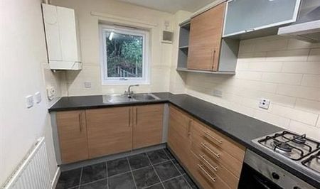 Amazing Four Bedroom House with Private Garden - Photo 3
