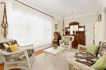 Pristine 4 bedroom brick home - Photo 2