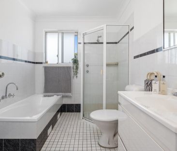 Modern & Spacious Three-Bedroom Apartment in Prime Kensington Location - Photo 4