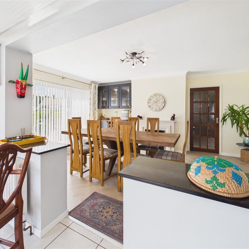 4 bedroom Detached house to rent - Photo 1