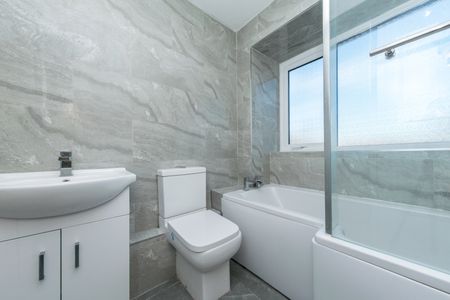 RBAOD LANE CLOSE BRAMLEY LEEDS LS13 2UD - Photo 3