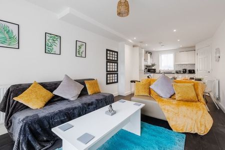 4 Bed Terraced House, Stanley Rd, L5 - Photo 2