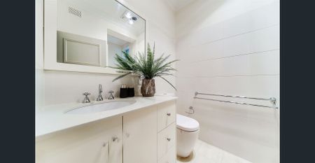 Family Home in a Prestigious Location - Photo 2