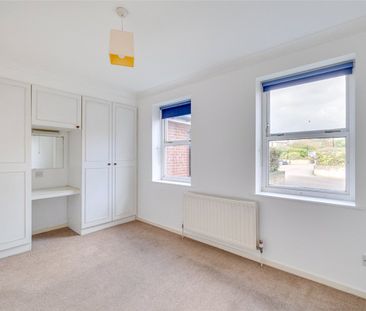 A light and spacious one bedroom ground floor flat with off street ... - Photo 3