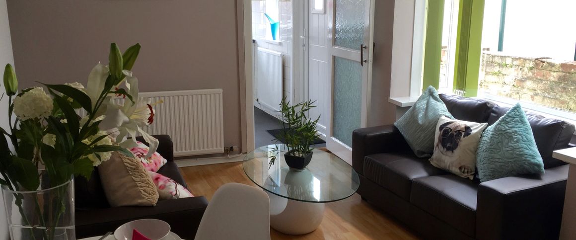 Queens Hill Room 1 - Photo 1