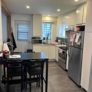 41/2 a Laval dispo Maintenant internet , Thermopompe chaud et froid Locker privé inclus - Photo 2