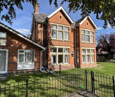 2 bedroom ground floor flat to rent - Photo 1