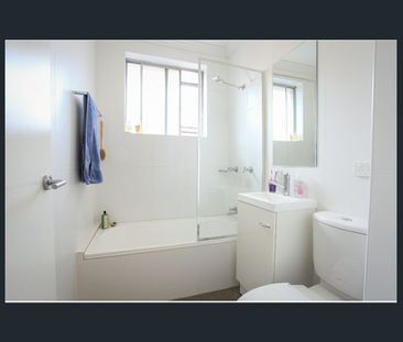 Sun-filled and north facing top floor apartment - Photo 4