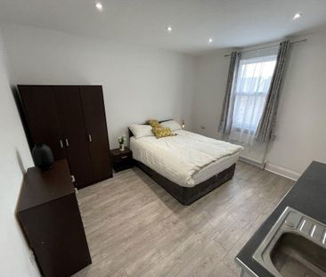 1 bedroom in a house share to rent - Photo 2