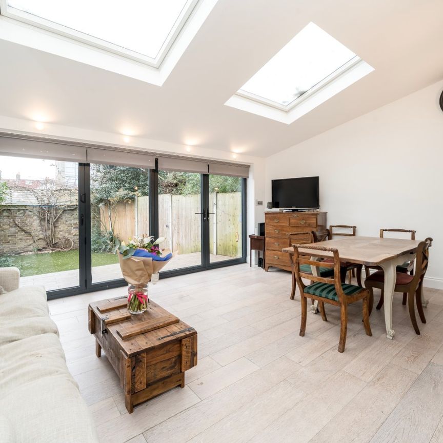 Uxbridge Road, Shepherds Bush, W12, London - Photo 1