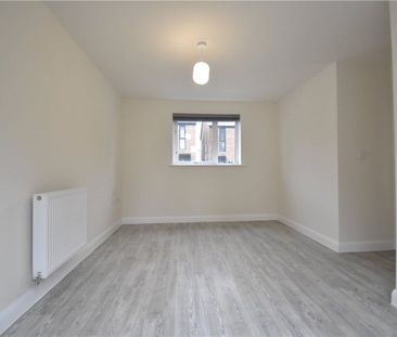 Well presented 4 bedroom townhouse to rent situated just to the Nor... - Photo 3