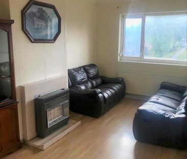 3 bedroom flat to rent - Photo 4
