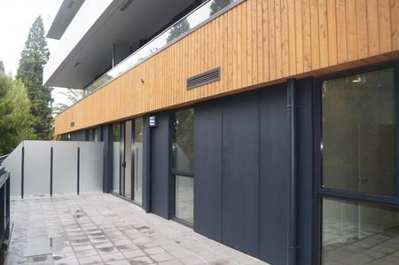 Stunning Apartment at Riverwood! 3 bedroom, 2 bathroom & 2 car parks & Huge Terrace! - Photo 3
