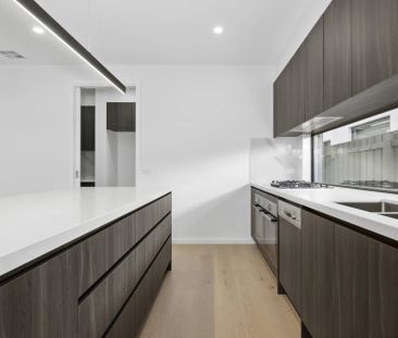 BEAUTIFUL FAMILY TOWNHOUSE IN PRIZED LOCALE! - Photo 1