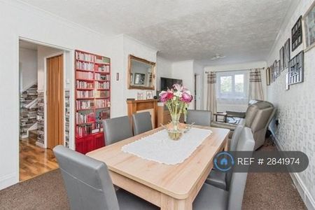 3 bedroom semi-detached house to rent - Photo 4