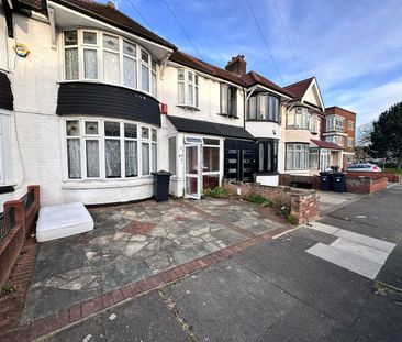 3 Bed Terraced House, Malvern Drive, IG3 - Photo 5