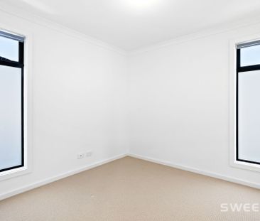 Modern and spacious four bedroom townhouse in prime location - Photo 1