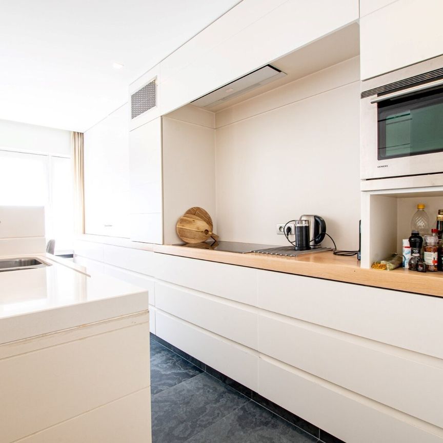 Mooi gemeubeld appartement in het Zoute nabij het Driehoeksplein en de Zeedijk! - Photo 1