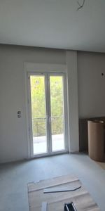 Ριζικά Ανακαινισμένο Διαμέρισμα 80 τ.μ. στην Αγία Βαρβάρα με 3 Καινούργια Κλιματιστικά, Θέα & 2 Λεπτά από το Μετρό, € 830, 80 τ.μ. - Φωτογραφία 4