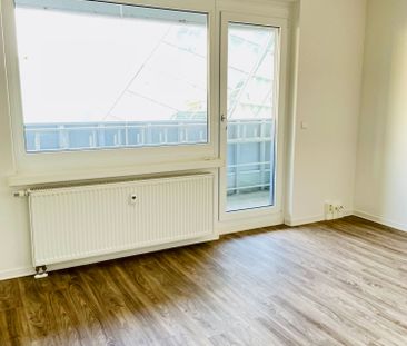 Modernes Wohngefühl: 2 Zimmer mit Einbauküche und Ankleide - Photo 1