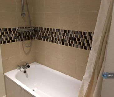 1 bedroom in a flat share to rent - Photo 6