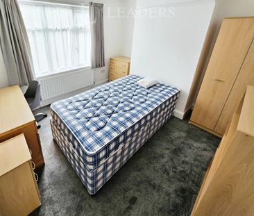 4 bedroom semi-detached house to rent - Photo 5