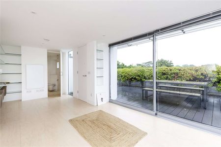 Truly exceptional and newly renovated penthouse apartment situated in the heart of Highbury. - Photo 5