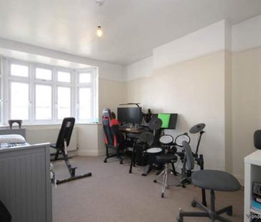 3 bedroom property to rent in London - Photo 5