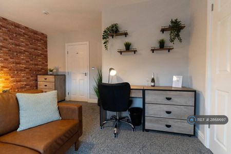 1 bedroom in a house share to rent - Photo 2