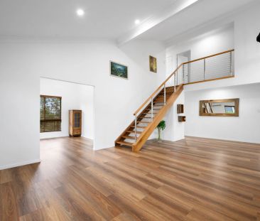 Beautiful 5-bedroom family home with a pool, in a perfect location,... - Photo 1