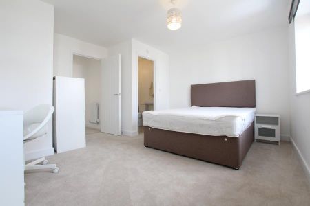 4 bedroom semi-detached house to rent - Photo 4