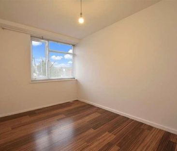 Pettits Lane North, Romford, RM1 - Photo 4