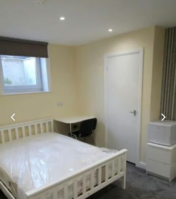 8 Bed - 24 Manor Terrace, Headingley, Leeds - LS6 1BU - Student - Photo 1