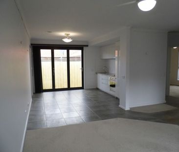 Refurbished two bedroom unit in quiet and convenient location - Photo 2
