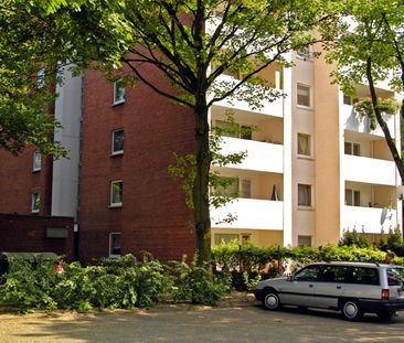 Modernisierte Balkonwohnung mit Laminat und Tapeten - Photo 1