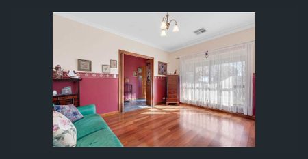 Modern Living in a Quiet Street Setting 🏡 - Photo 4