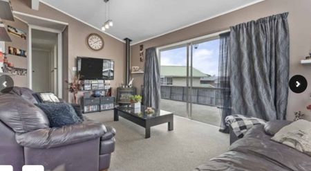 Large 3 Bedroom plus Family Home - Photo 3