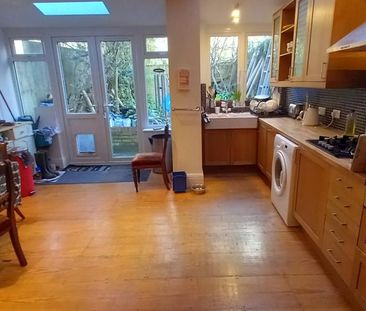 Lovely, large, south facing room on ground floor - Photo 3