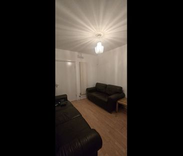 Room in a Shared House, Limes Road, CR0 - Photo 4