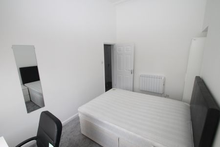 3 Bedroom | 18 North Road East, Middle Floor Flat, PL4 6AS - Photo 3